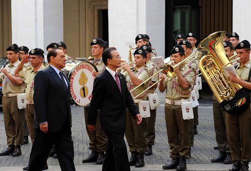 10月7日,中國國務(wù)院總理溫家寶在羅馬出席意大利總理貝盧斯科尼舉行的歡迎儀式。新華社記者 饒愛民 攝