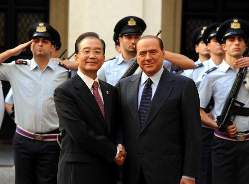 10月7日,國務(wù)院總理溫家寶在羅馬出席意大利總理貝盧斯科尼舉行的歡迎儀式。新華社記者 饒愛民 攝