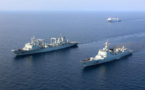 10月7日,在亞丁灣海域,中國海軍舉行代號為“藍海天使-2010”醫(yī)療協(xié)同救護演練。新華社記者 查春明 攝