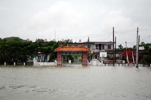 10月7日,海南省萬(wàn)寧市萬(wàn)城鎮(zhèn)小學(xué)被淹。新華社記者 侯建森 攝