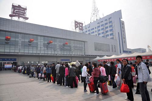 10月7日,旅客在安徽阜陽火車站廣場排隊進(jìn)站。當(dāng)日是國慶長假最后一天,回家探親和外出旅游的人們陸續(xù)返回,各地迎來返程客流高峰。新華社發(fā)(盧啟建 攝)