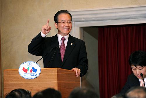 10月7日,中國(guó)國(guó)務(wù)院總理溫家寶在羅馬與意大利總理貝盧斯科尼共同出席中意企業(yè)家座談會(huì)并致辭。新華社記者 饒愛(ài)民 攝
