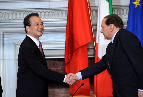 10月7日,中國(guó)國(guó)務(wù)院總理溫家寶在羅馬與意大利總理貝盧斯科尼共同出席中意企業(yè)家座談會(huì)并致辭。新華社記者 饒愛(ài)民 攝
