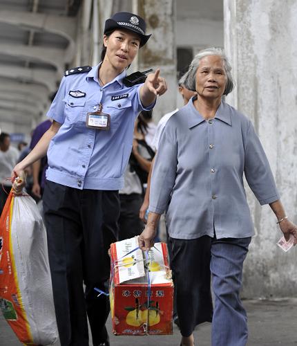 10月7日,在廣西南寧火車站,民警幫助一名老人登車。當(dāng)日是國慶長假最后一天,回家探親和外出旅游的人們陸續(xù)返回,各地迎來返程客流高峰。新華社發(fā)(劉君 攝)