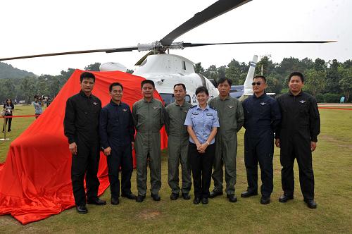 10月18日,在廣西南寧市青秀山東盟友誼園,警用直升機(jī)機(jī)組人員在首飛儀式上留影。當(dāng)日,廣西南寧市第一架警用直升機(jī)在該市青秀山東盟友誼園首次亮相飛行。這標(biāo)志著南寧成為繼北京、上海、廣州之后,我國(guó)第四個(gè)擁有警用直升機(jī)的城市。據(jù)介紹,該架警用直升機(jī)將投入即將在南寧舉行的第七屆中國(guó)-東盟博覽會(huì)、中國(guó)-東盟商務(wù)與投資峰會(huì)等重大國(guó)際活動(dòng)的安保中,擔(dān)負(fù)空中指揮、監(jiān)控及巡邏任務(wù)。新華社記者 周華 攝