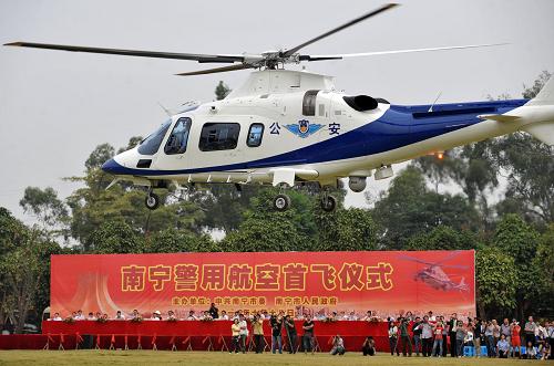 10月18日,在廣西南寧市青秀山東盟友誼園,南寧第一架警用直升機(jī)首次亮相飛行。新華社記者 周華 攝
