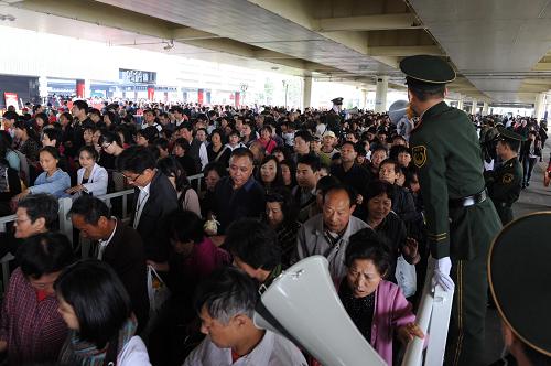 10月20日,游客在上海世博園沙特阿拉伯館外排隊(duì)等候入園。新華社記者 李健 攝