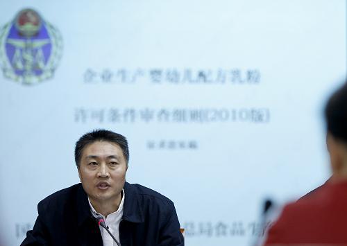 10月20日,國家質(zhì)檢總局有關(guān)負(fù)責(zé)人回答與會(huì)者提問。10月20日,國家質(zhì)檢總局在北京舉行《企業(yè)生產(chǎn)嬰幼兒配方乳粉許可條件審查細(xì)則》聽證會(huì),來自生產(chǎn)企業(yè)、行業(yè)協(xié)會(huì)、基層質(zhì)檢部門、檢驗(yàn)機(jī)構(gòu)、院校、消費(fèi)者代表和工信部、衛(wèi)生部、全國婦聯(lián)等方面的25名代表和國家質(zhì)檢總局食品生產(chǎn)監(jiān)管司、法規(guī)司的相關(guān)人員與會(huì),就2010年版《企業(yè)生產(chǎn)嬰幼兒配方乳粉許可條件審查細(xì)則》征求意見。新華社記者 陳建力 攝