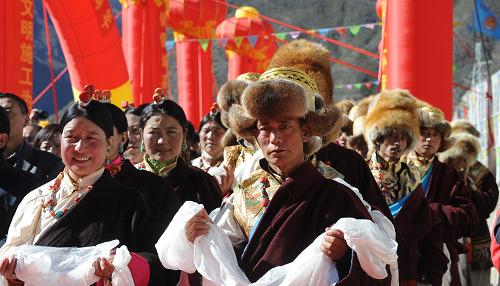 10月22日,西藏昌都察雅縣農(nóng)牧民手捧哈達(dá)祝賀昌都至邦達(dá)機(jī)場(chǎng)公路整治改建工程竣工通車。當(dāng)日,西藏自治區(qū)為迎接昌都解放60周年重點(diǎn)項(xiàng)目――昌都至邦達(dá)機(jī)場(chǎng)公路整治改建工程竣工通車,這將使目前世界上距離市區(qū)最遠(yuǎn)的機(jī)場(chǎng)邦達(dá)機(jī)場(chǎng)至昌都市區(qū)的公路行程由過去的3個(gè)小時(shí)縮短一半。新華社記者 格桑達(dá)瓦 攝