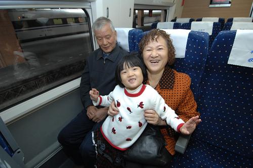 10月26日,幾位來自余杭的乘客乘坐杭州站首班滬杭高鐵列車前往上海虹橋站。 當(dāng)日,兩列“和諧號”CRH380A動車組從上海虹橋站、杭州站同時發(fā)出,連接上海、杭州兩個城市的滬杭高鐵正式開通,這是我國繼滬寧城際高鐵后,采用完全自主知識產(chǎn)權(quán)建成的又一條城際高鐵。滬杭高鐵全長202公里,設(shè)計時速350公里,規(guī)劃年輸送旅客量為單向8000萬人次,2009年2月26日開工建設(shè)。 新華社記者 鞠煥宗 攝