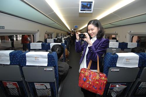 10月26日,一位剛剛登上杭州前往上海高鐵列車的乘客在拍照。新華社記者 鞠煥宗 攝