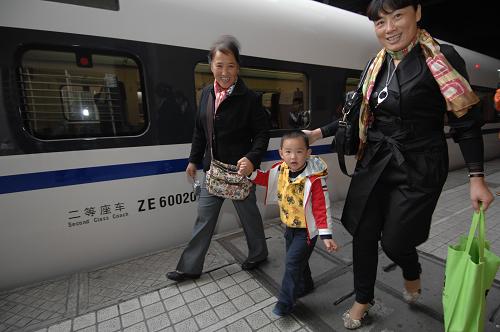 10月26日,家長帶著孩子準(zhǔn)備登上從杭州開往上海虹橋站的首班滬杭高鐵列車。新華社記者 鞠煥宗 攝