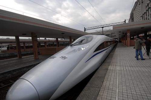10月26日9時,首發(fā)的G5002次國產(chǎn)“和諧號”CRH380A新一代高速動車組列車從浙江杭州火車站始發(fā)。新華社記者 黃宗治 攝