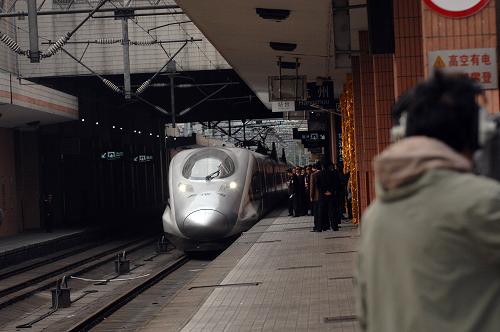 10月26日9時,首發(fā)的G5002次國產(chǎn)“和諧號”CRH380A新一代高速動車組列車從浙江杭州火車站始發(fā)。新華社記者 黃宗治 攝