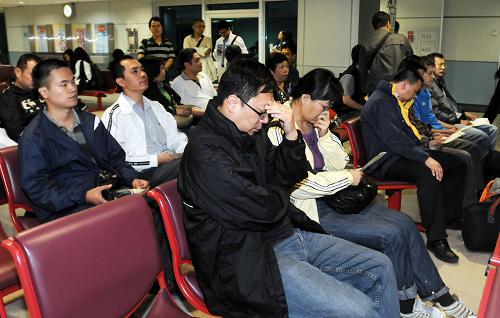 10月25日,失聯(lián)廣東游客家屬抵臺后神情哀傷,掩面沉思。當(dāng)晚,在臺灣蘇花公路塌方中失去聯(lián)絡(luò)的廣東游客家屬代表和廣東方面工作人員40多人抵達(dá)臺北桃園機場。截至25日晚,在21日塌方事故中失聯(lián)的19名廣東游客和1名北京導(dǎo)游已失聯(lián)超過4天。負(fù)責(zé)搜救的有關(guān)人士表示,搜救工作將會持續(xù),不會放棄希望。新華社發(fā)