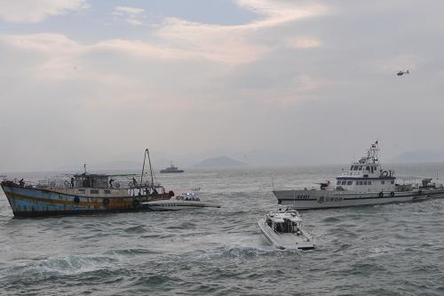10月25日,在深圳大鵬灣對開水域,深圳邊防支隊(duì)海警一支隊(duì)官兵在圍捕“恐怖分子”。新華社發(fā)(陳森陽 攝)