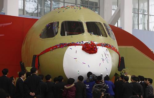 2009年12月25日,中國大型客機首個機型代號C919的機頭工程樣機主體結(jié)構(gòu)在上海正式交付。上海地鐵直通江蘇,這在過去令人難以想象,而今它有望成為現(xiàn)實——日前,上海市軌道交通11號線延伸段(花橋)項目通過國家發(fā)改委審批,長三角將迎來“地鐵跨省”時代。以前,長江北面的江蘇省南通市如東縣并不為很多人所知。而今,其新近舉辦的一次“沿海經(jīng)濟合作洽談會”,竟吸引了近百個項目、數(shù)百億元的投資。這些變化,與長三角區(qū)域規(guī)劃和江蘇沿海地區(qū)發(fā)展規(guī)劃的出臺與實施密切相關(guān)。“十一五”期間,作為國家戰(zhàn)略的兩大規(guī)劃的出臺,為長三角地區(qū)加快一體化注入了新動力,引領(lǐng)長三角在“東部率先發(fā)展”的構(gòu)想中持續(xù)領(lǐng)跑。新華社記者 裴鑫 攝