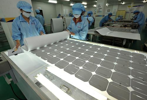 2009年12月10日,工人們正在浙江一家新能源公司生產(chǎn)單晶硅電池片。十一五期間,浙江太陽能光伏產(chǎn)業(yè)蓬勃發(fā)展。新華社記者 王定昶 攝