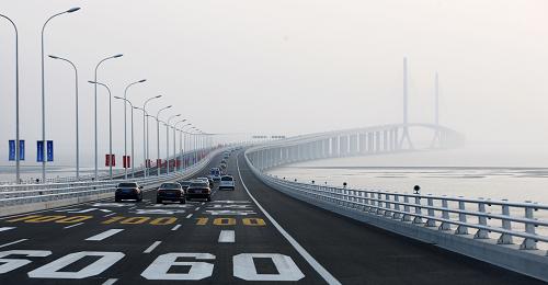 2009年10月31日,車輛經(jīng)過當(dāng)日通車的上海長江隧橋。新華社記者 裴鑫 攝