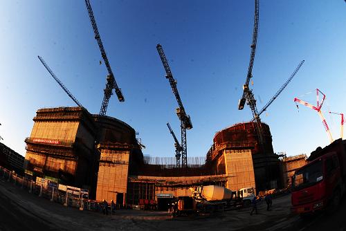 建設(shè)中的遼寧紅沿河核電站3、4號(hào)機(jī)組核島反應(yīng)堆(10月26日攝)。自2007年8月遼寧紅沿河核電站一期主體工程開(kāi)工以來(lái),項(xiàng)目建設(shè)快速穩(wěn)步推進(jìn),工程進(jìn)展順利。目前,核電站一期工程4臺(tái)機(jī)組已全部開(kāi)工建設(shè),1、2號(hào)機(jī)組已完成土建施工進(jìn)入設(shè)備安裝階段。2010年9月17日,1號(hào)機(jī)組蒸汽發(fā)生器成功引入就位,標(biāo)志著核島主系統(tǒng)安裝全面開(kāi)始。截至2010年9月底,一期工程實(shí)現(xiàn)累計(jì)投資額為240億元,完成總投資額的45%。2010年7月28日,經(jīng)國(guó)家發(fā)改委批準(zhǔn),紅沿河核電站二期工程基礎(chǔ)工程正式開(kāi)工。二期工程建設(shè)兩臺(tái)百萬(wàn)千瓦級(jí)壓水堆核電機(jī)組,計(jì)劃分別于2015年、2016年投入商業(yè)運(yùn)行。一、二期工程全部投產(chǎn)后,每年可發(fā)出450億千瓦時(shí)清潔的電力。遼寧紅沿河核電站是我國(guó)“十一五”期間首個(gè)批準(zhǔn)開(kāi)工建設(shè)的核電項(xiàng)目,是東北地區(qū)第一座核電站和最大的能源投資項(xiàng)目。新華社記者 任勇 攝