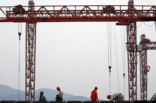 11月2日,在浙江省溫嶺市一家民營(yíng)造船廠內(nèi),造船工人正在建造中的船舶上忙碌。新華社記者 鞠煥宗 攝
