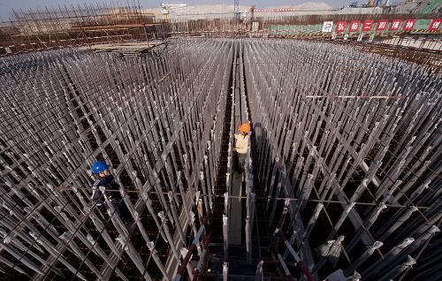 福建福清核電工程3號(hào)機(jī)組基礎(chǔ)工程初具規(guī)模(10月31日攝)。福建福清核電1號(hào)機(jī)組核島自8月18日完成穹頂?shù)跹b后,已全面進(jìn)入設(shè)備安裝階段。3號(hào)機(jī)組核島正在為年內(nèi)開工做最后沖刺,5號(hào)、6號(hào)機(jī)組核島將于年底開挖。福建福清核電工程是國家批準(zhǔn)建設(shè)的重大能源工程之一,總投資近千億元,規(guī)劃連續(xù)建設(shè)6臺(tái)百萬千瓦級(jí)二代改進(jìn)型壓水堆核電機(jī)組,整個(gè)工程計(jì)劃于2017年年底全部建成投產(chǎn)。新華社記者 姜克紅 攝