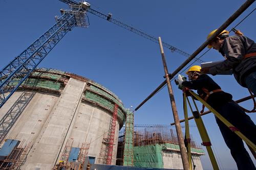 福建福清核電工程人員在1號(hào)機(jī)組核島上勘測數(shù)據(jù)(10月31日攝)。新華社記者 姜克紅 攝