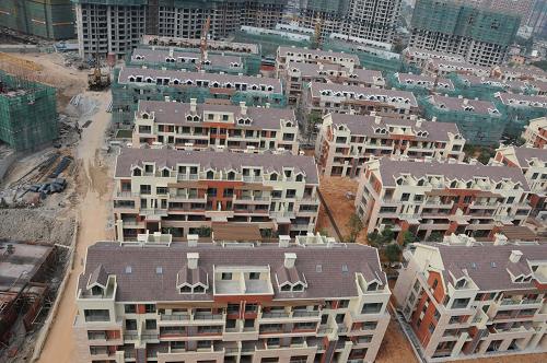 這是11月4日拍攝的福州市倉山區(qū)建新中路在售的“泰禾紅峪”的部分樓盤。福州等地樓市再現(xiàn)“寒潮”,為規(guī)避調(diào)控政策,一些開發(fā)商的違規(guī)行為出現(xiàn)“井噴”。同時,因部分調(diào)控政策效應(yīng)“短期化”,房價仍存報復(fù)性上漲隱患。業(yè)內(nèi)人士及專家建議,當(dāng)前應(yīng)加強(qiáng)房地產(chǎn)長期制度建設(shè),已有政策要從嚴(yán)執(zhí)行,確保該行業(yè)長遠(yuǎn)健康發(fā)展。新華社記者 來建強(qiáng) 攝
