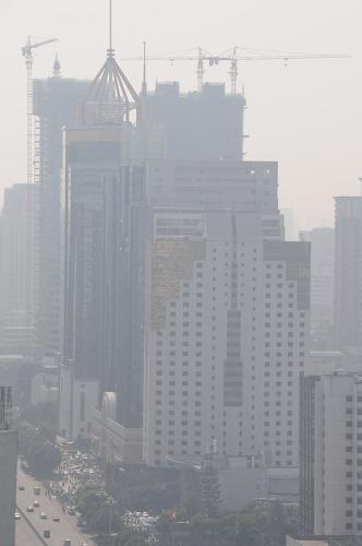 福州市中心的高樓一座連一座地拔地而起,部分高樓房價已直逼2萬元/平方米(11月8日攝)。新華社記者 來建強(qiáng) 攝