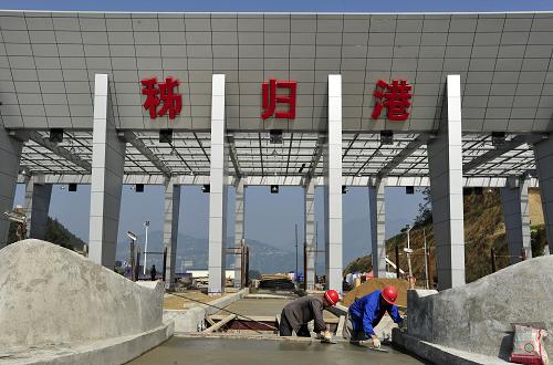 11月9日,工人在三峽翻壩高速公路起點收費站秭歸港工地施工。新華社發(fā)(鄭家裕 攝)