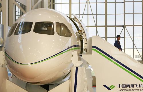 11月10日,中國商飛的一名技術(shù)人員走下C919大型客機(jī)機(jī)頭工程樣機(jī)。第八屆中國國際航空航天博覽會(huì)將于11月16日在廣東珠海拉開帷幕,作為珠海航展主辦單位之一,中國商用飛機(jī)有限責(zé)任公司將攜C919大型客機(jī)展示樣機(jī)參加本屆航展。屆時(shí),觀眾在珠海航展中國商飛的展區(qū),不僅可以一睹我國第一架大型客機(jī)的外觀,還可通過數(shù)字化3D飛行模擬器深入了解C919的各項(xiàng)性能。C919是我國自主研發(fā)生產(chǎn)的第一架中短程商用干線大型客機(jī)。新華社記者 裴鑫 攝