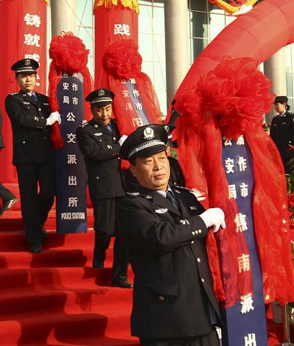 11月10日,在河南省焦作市公安管理體制機(jī)制改革實(shí)施大會(huì)上,一批新任派出所所長(zhǎng)領(lǐng)取改革后的新標(biāo)牌。新華社發(fā)(唐玉磊 攝)