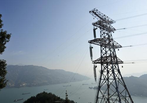 11月10日,工人在三峽右岸蘭陵溪水域電塔上架設(shè)過(guò)江電纜。新華社發(fā)(鄭家裕 攝)