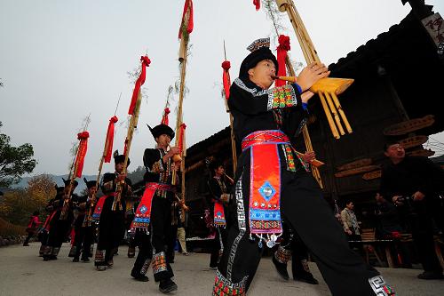 11月11日,“千戶苗寨”的苗族同胞吹奏蘆笙慶祝節(jié)日。當(dāng)日,被譽(yù)為世界最大苗寨的貴州黔東南州雷山縣西江鎮(zhèn)“千戶苗寨”迎來13年一度的鼓藏節(jié)。當(dāng)?shù)孛缱迦罕娸d歌載舞、殺豬宰牛,用獨(dú)具苗族特色的方式慶祝這一節(jié)日。鼓藏節(jié)是黔東南地區(qū)苗族最隆重的祭祖儀式,一般在歷史上關(guān)系較密切的村寨間進(jìn)行。鼓藏節(jié)有小鼓大鼓之分,小鼓每年一次,時(shí)間多在初春與秋后農(nóng)閑季節(jié),吃鼓村寨殺豬宰牛邀請(qǐng)親友聚會(huì),其間舉行斗牛、吹蘆笙活動(dòng);大鼓一般13年舉行一次,輪到之寨為東道。新華社記者 劉續(xù) 攝