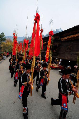 11月11日,“千戶苗寨”的苗族同胞吹奏蘆笙慶祝節(jié)日。新華社記者 劉續(xù) 攝