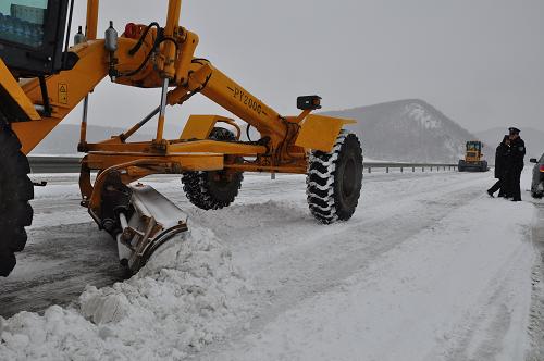 11月12日,專業(yè)清雪車輛在哈爾濱至牡丹江高速公路海林境內(nèi)段清理路面積雪。新華社發(fā)(張春祥 攝)