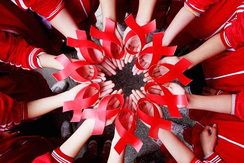 11月30日,江西省德興市銅礦第二小學(xué)的學(xué)生在展示自己制作的紅絲帶。當日,江西省德興市銅礦第二小學(xué)的學(xué)生組成高30米、寬20米的特大“紅絲帶”,迎接12月1日“世界艾滋病日”的到來,表達他們對艾滋病患者的關(guān)愛。新華社發(fā)(卓忠偉 攝)