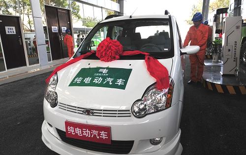 12月1日,一輛純電動汽車在充電站內(nèi)充電。當(dāng)日,廣西桂林市首座電動汽車充電站投入使用,首批新能源公交車也同時開通試運行。占地面積1300平方米、總投資790多萬元的桂林機場路電動汽車充電站配備2臺200KW直流快速充電機、5臺75KW直流慢速充電機和2個5KW充電樁,可同時為9輛不同類型電動汽車進行充電。電動汽車充電站的建成使用及新能源公交車的開通運行,將有助于桂林建設(shè)環(huán)保型城市。新華社記者 陳瑞華 攝