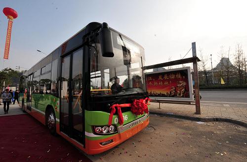 12月1日,一輛純電動、零排放的新能源公交車在桂林市區(qū)內(nèi)試運行。新華社記者 陳瑞華 攝