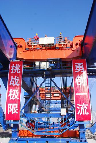 12月2日,蘭新鐵路二線甘青段900噸箱梁首架儀式在西寧市大通縣舉行。新華社記者 文貽煒 攝