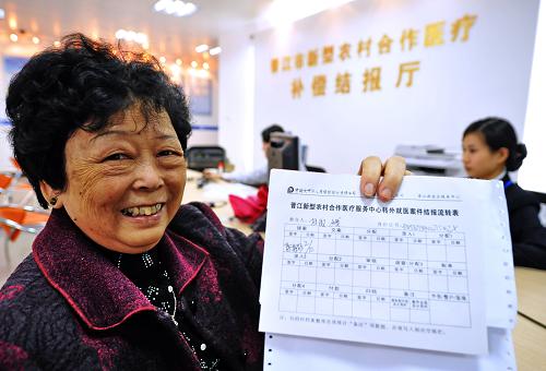 晉江市青陽(yáng)街道居民林淑娥老人在當(dāng)?shù)?#8220;新農(nóng)合”醫(yī)療服務(wù)中心辦理結(jié)報(bào)手續(xù)(12月2日攝)。今年以來(lái),她只繳納30元的基金,卻報(bào)回了2000多元醫(yī)藥費(fèi)。新華社記者 張國(guó)俊 攝