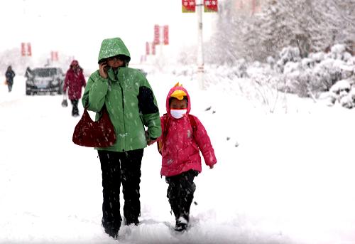 12月3日,新疆阿勒泰地區(qū)富蘊縣降雪,市民冒雪出行。從2日晚開始,富蘊縣普降大雪,富蘊公路段出動清雪車趕往國道216線、842專用線除雪,確保道路暢通。3日9時,新疆氣象臺發(fā)布暴雪藍色和寒潮黃色預警,預計3日白天到夜間,塔城以及新疆北部的阿勒泰地區(qū)仍將有12毫米以上的暴雪。 新華社發(fā)(丁寧 攝)