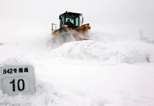 12月3日,新疆阿勒泰地區(qū)富蘊公路段的清雪機械在842專用線上清雪。新華社發(fā)(丁寧 攝)