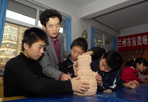 12月3日,蘭州市盲聾啞學(xué)校的陶藝課上,幾名盲人學(xué)生在老師的指導(dǎo)下制作陶藝品。當(dāng)日是國(guó)際殘疾人日,350多名盲聾啞學(xué)生像往常一樣在蘭州市盲聾啞學(xué)校里進(jìn)行著他們豐富多彩的學(xué)習(xí)生活。甘肅省目前正在加快特殊教育學(xué)校建設(shè),使30萬(wàn)人以上的重點(diǎn)縣區(qū)都有特殊教育學(xué)校。在今年甘肅省為民所辦“14件、23項(xiàng)”實(shí)事當(dāng)中,就包括投資2900萬(wàn)元,新建和改擴(kuò)建5所特殊教育學(xué)校。新華社記者 高健鈞 攝