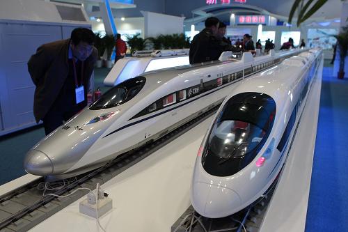 12月6日,觀眾在參觀中國高速列車模型。當(dāng)日,第十屆中國國際現(xiàn)代化鐵路技術(shù)裝備展覽會暨第七屆世界高速鐵路大會展覽會在北京國家會議中心舉行。本屆展會有來自十幾個國家和地區(qū)的180多家企業(yè)參展,集中展出先進(jìn)的鐵路技術(shù)與裝備。新華社記者 邢廣利 攝