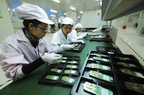 11月10日,江西省九江市共青城工業(yè)園區(qū)一家手機芯片生產(chǎn)企業(yè)的工作人員在進行生產(chǎn)作業(yè)。高通公司高級副總裁兼大中華區(qū)總裁王翔近日表示,目前中國已成為世界手機第一大生產(chǎn)國和消費國,預計2010年中國手機產(chǎn)量將超過7億部,占全球市場的60%,其中3G市場發(fā)展迅猛。工信部統(tǒng)計數(shù)據(jù)顯示,1至10月份,我國規(guī)模以上工業(yè)增加值增長16%,而手機產(chǎn)業(yè)增加值增長37%,增長勢頭超過工業(yè)平均水平。新華社發(fā)(胡國林 攝)