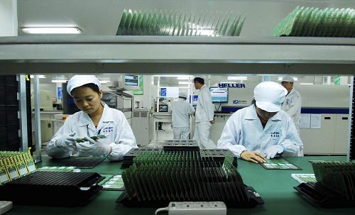 11月10日,江西省九江市共青城工業(yè)園區(qū)一家手機芯片生產(chǎn)企業(yè)的工作人員在進行生產(chǎn)作業(yè)。新華社發(fā)(胡國林 攝)