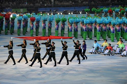 12月12日,八名儀仗隊旗手高舉中華人民共和國國旗。當日,2010年亞殘運會開幕式在廣州舉行。 新華社記者聶建江攝