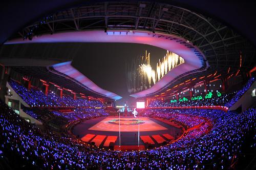 12月12日,2010年亞殘運會開幕式在廣州舉行。這是開幕式前的倒計時表演《奔跑》。 新華社記者韓傳號攝