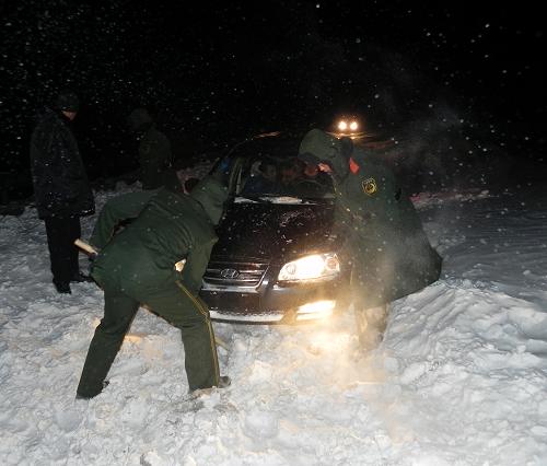 12月15日凌晨,救援人員清除積雪解救被困人員和車(chē)輛。受道路積雪、白毛風(fēng)等因素影響,12月14日15時(shí)起,在304國(guó)道魯(扎魯特旗)霍(霍林郭勒市)段的3個(gè)地點(diǎn),400多輛車(chē)及車(chē)上司乘人員被困,車(chē)輛受困地帶的氣溫降至零下40攝氏度左右,被困人員有被凍傷的危險(xiǎn)。事發(fā)后,當(dāng)?shù)叵嚓P(guān)部門(mén)立即投入人員、機(jī)械,實(shí)施緊急救援工作。截至15日早晨,堵塞路段已全部被打通,數(shù)百輛受困汽車(chē)正在陸續(xù)疏散,受困人員無(wú)一傷亡。新華社發(fā)(張伯東 攝)